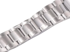 Close-up of the stainless steel bracelet of the Cosmograph Daytona with a polished and brushed finish, showcasing its detail.