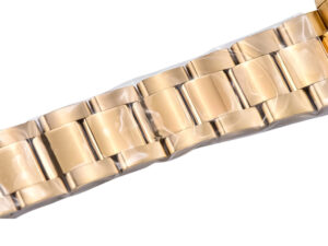 Close-up of the yellow gold bracelet of the Cosmograph Daytona with a polished finish, displayed on its product page.