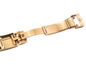 Yellow gold clasp of the Cosmograph Daytona ‘John Mayer’ with a visible red marking, showcasing intricate detailing.