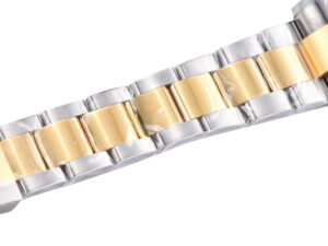 Close-up of the two-tone yellow gold and steel bracelet from the Cosmograph Daytona watch.