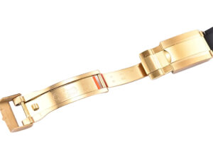 Close-up of the yellow gold clasp and Oysterflex bracelet for the Cosmograph Daytona with black and champagne dial.