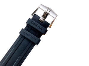 Close-up of the black rubber strap and polished buckle of the Seamaster Diver 300 ‘James Bond’ (42mm).