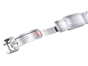 Stainless steel clasp of the Cosmograph Daytona watch, featuring polished details and precise craftsmanship.