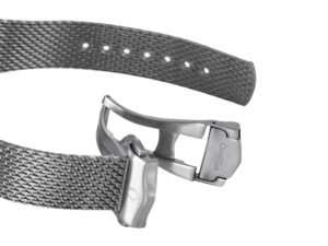 Close-up of the titanium mesh bracelet and clasp of the Seamaster Diver 300 Titanium ‘No Time to Die’ watch (42mm).