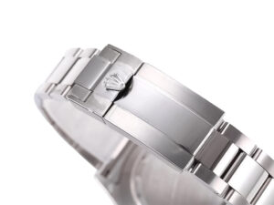Close-up of the stainless steel bracelet clasp on the Cosmograph Daytona ‘Rainbow’ with Diamond Bezel, featuring crown logo.