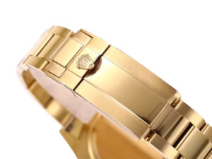 Close-up view of the yellow gold bracelet clasp on Cosmograph Daytona ‘Rainbow’ watch, featuring a signature coronet logo.