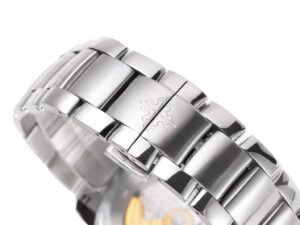 Close-up of the stainless steel bracelet and clasp with an engraved logo of the Aquanaut Date Stainless Steel watch (40mm).