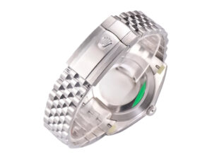 Close-up of the clasp and Jubilee bracelet of the Datejust 41 Stainless Steel ‘Wimbledon’ with a fluted bezel.