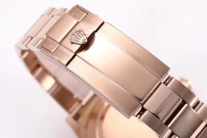Close-up of the rose gold bracelet clasp featuring the iconic crown logo, part of the Cosmograph Daytona ‘Rainbow’ watch.