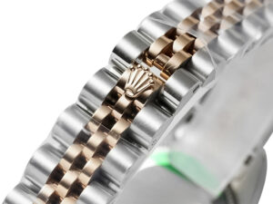 Close-up of the Jubilee bracelet on the Lady-Datejust 28 Two Tone Rose Gold, showcasing rose gold and stainless steel links.