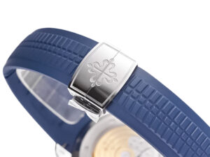 Blue rubber strap with a stainless steel clasp featuring an engraved emblem, designed for the Aquanaut Jumbo watch (42mm).