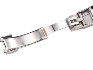 White gold clasp of the Cosmograph Daytona with Oysterflex bracelet, showcasing polished metal details and secure closure mechanism.