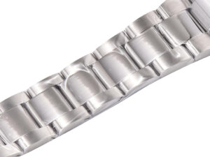 Close-up of the stainless steel bracelet of the Cosmograph Daytona watch, showcasing its polished and brushed finish.