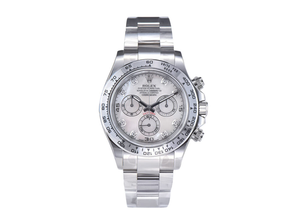 Alt text: Cosmograph Daytona in white gold with a white mother of pearl dial, featuring chronograph sub-dials and an oyster bracelet.