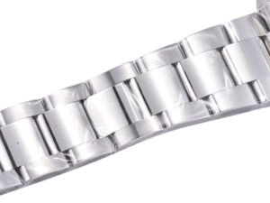 Close-up of the stainless steel bracelet of the Cosmograph Daytona White Gold, showcasing its polished links and sleek design.