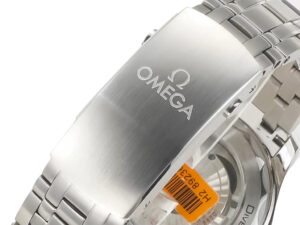Close-up of the stainless steel bracelet clasp featuring the logo, part of the Seamaster Diver 300 with black dial (42mm).
