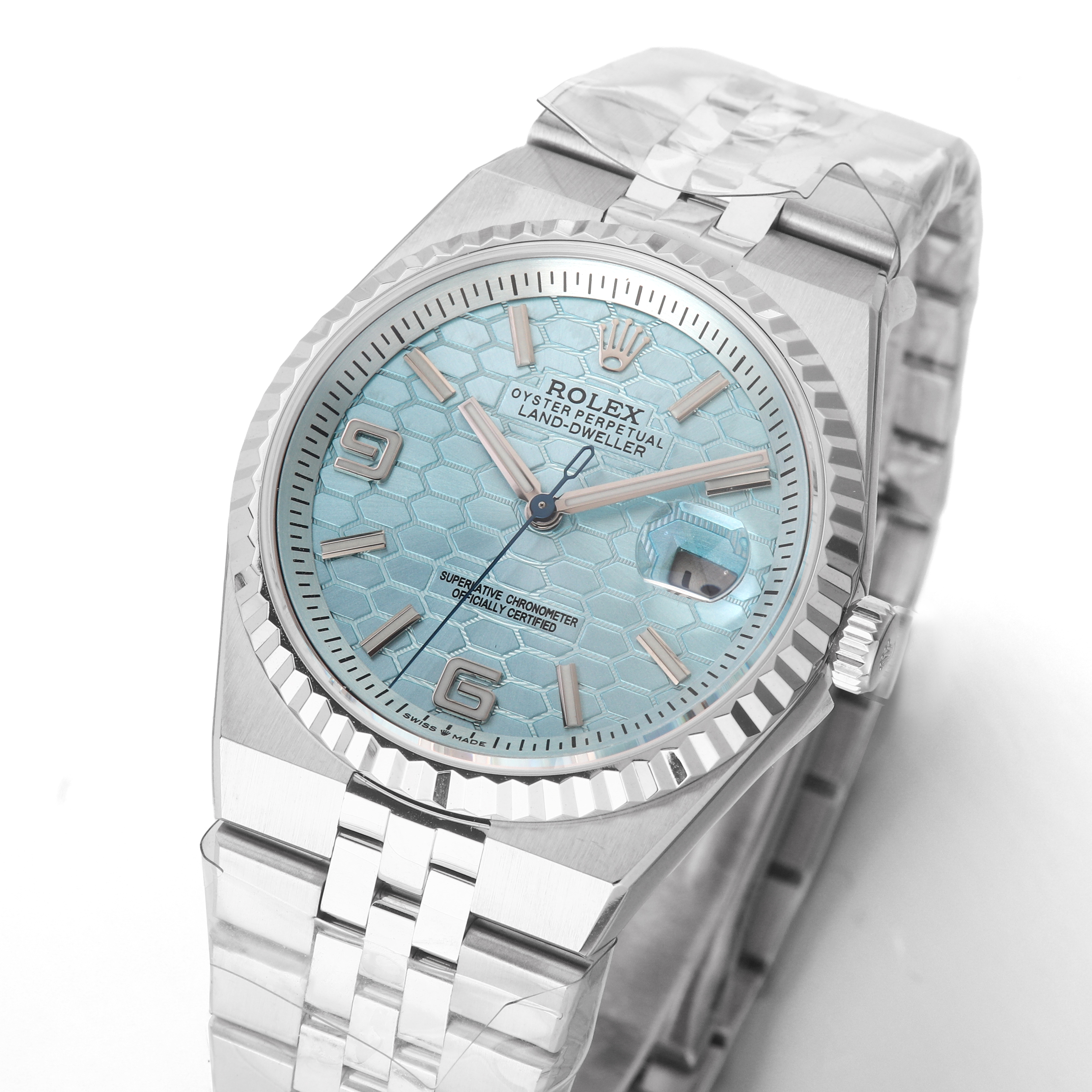 Luxury watches Land Dweller 40 Platinum Ice Blue Dial Flat Jubilee with honeycomb pattern and silver bracelet.